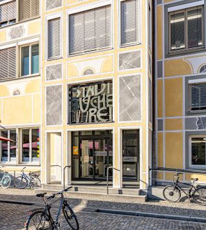 Eingang der Stadtbibliothek Freiburg