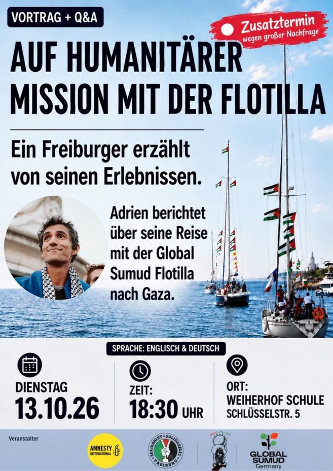 Auf dem Bild steht der Titel der Veranstaltung und ein Porträt von Adrien, dem Vortragenden. Im Hintergrund ist das Meer mit Segelschiffen mit Palästinaflaggen zu sehen.