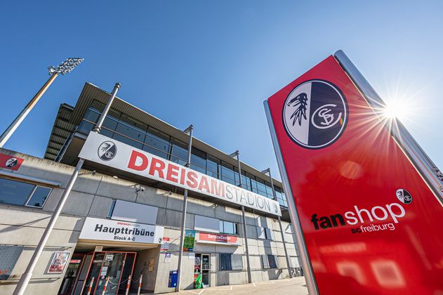 Außensicht des Dreisamstadions mit Eingang der Haupttribühne. 
