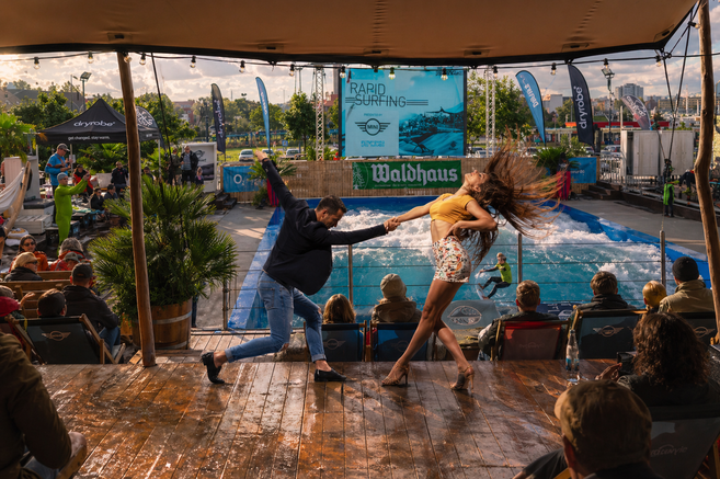 2 Tänzer vor der Surfwelle in Freiburg 