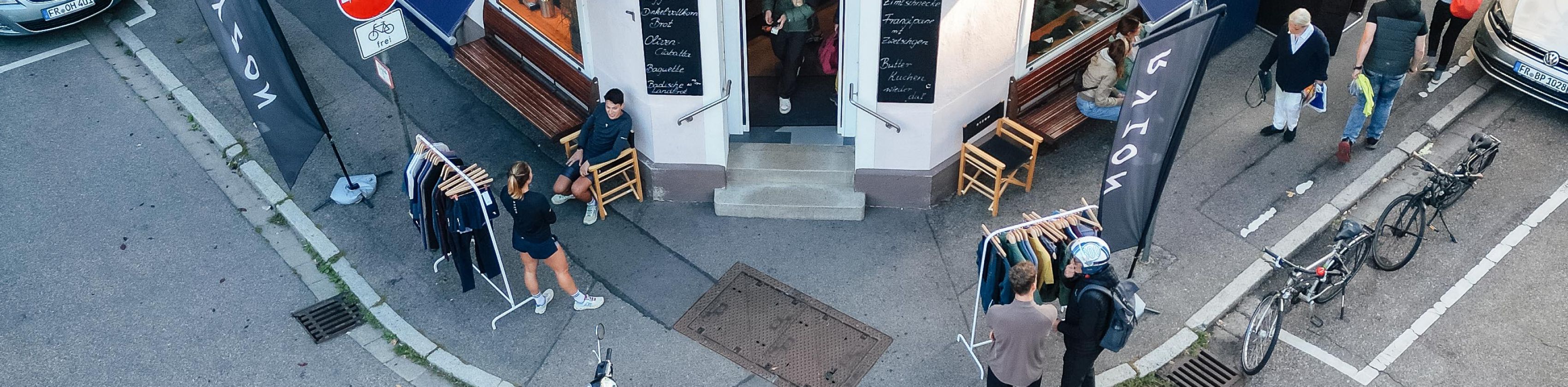 Mitten in der Wiehre am Fenster vom "bro" gibt's im Anschluss einen feinen Espresso oder Cappuccino., © Roland Erat