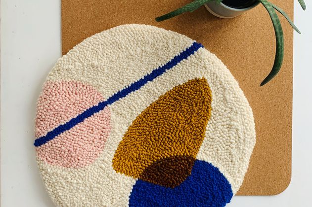 Mittels Punch-Needle von Hand geknüpftes Sitzkissen in modernem abstrakten Design